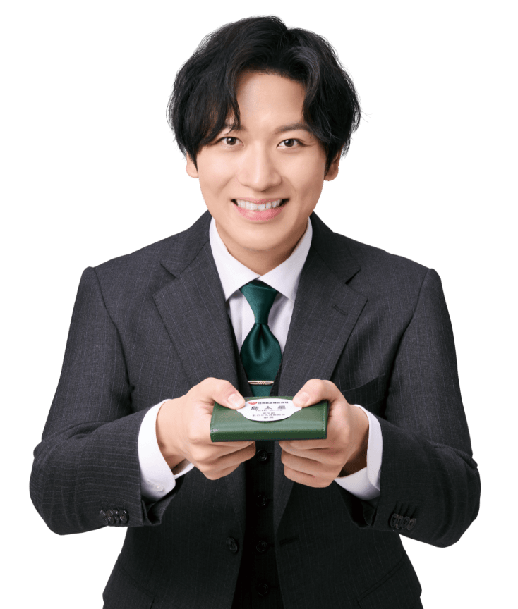 日清食品宣伝部 北のどん兵衛担当 部長 島太星が名刺を差し出す様子